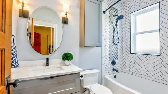 Alicatado en un baño con bañera y un espejo