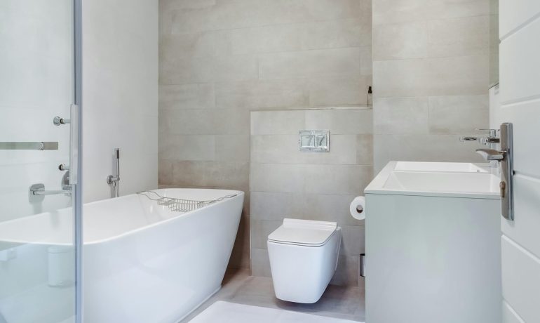 Baño con ducha muy blanco